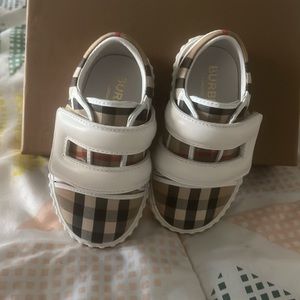 Burberry shoes size 4c